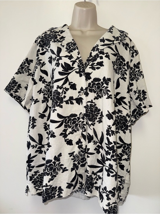 Universal Thread Tops - Universal Thread (1X) Brand New Cream/Black Floral Pattern Linen Blend Button Up